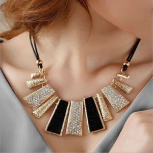 Diseñador Mujeres Rhinestones Caja exagerada Eestésico Geometría Irregular Collar Cabro de cuero Chokers de agua 2 colores Al por mayor