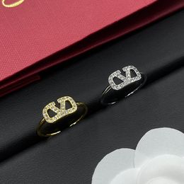 Designer Femmes Anneaux Gold plaqués 18K pour femmes Bague ouverte de mariage pour hommes avec anneau de diamant Designer Engagement Anniversary Jewelry Gift with Box