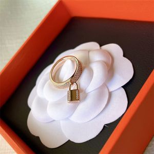 Bague de styliste en or Rose pour femmes, anneau de verrouillage classique, bijoux de luxe en diamant, taille 6 7 8, bagues de mariage à la mode, cadeau