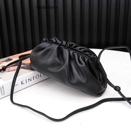 Sac de créateur pour femmes Cloud Wrap plissé Dumpling Bun femmes polyvalentes en cuir portable solide une épaule Oblique Straddle sac