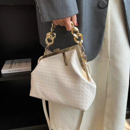 Bolso de diseñador para mujer, diseño de nicho único portátil de exquisitos bolsos de concha con hebilla de clip de cuerpo diagonal de lujo ligero para personas mayores