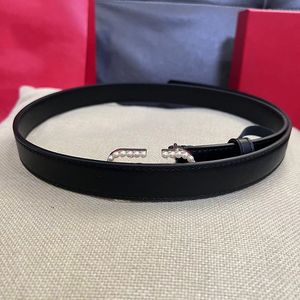 Cinturón de mujer de diseñador Marca de moda Mujeres Hombres Cinturones de diseñador Mujeres Carta informal Hebilla lisa Cinturón de lujo con cuero de vaca Regalo Incrustación de perlas con caja