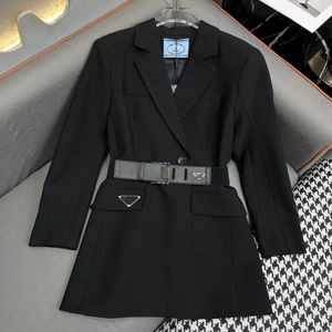 Designer dames blazer black metalen driehoek logo riem decoratie elegante luxe dames lange blazerjack
