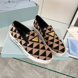 Zapatos casuales de diseñador para mujer Letra P Logotipo de triángulo Zapatillas de deporte cómodas de moda Zapatos de plataforma minimalistas para niñas al aire libre Zapatos de goma sin cordones Zapatos de canal