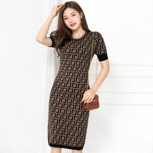 Vêtements pour femmes de créateurs 20% de réduction sur la chemise Old Flower Letter Fit Style Celebrity Slim Elastic Medium Length Knitted Sleeve Dress