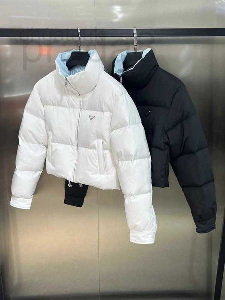 Diseñador Mujer Down Parkas Diseñador Versión correcta 2023 Invierno Nuevo Triángulo Etiqueta pequeña 90 Ganso blanco Soporte corto Cuello Abrigo YS2G F3XC