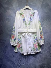 Robe de créatrice pour femmes 24 au début du printemps Nouvelles manches de lanterne imprimées avec une jupe à manches longues de conception française pour femmes à volants