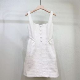 Robe de créatrice pour femmes 24 Nouvelle-robe de niche SP Sous-socle sans manches tissées blanches avec ceinture Robe de conception de la ceinture