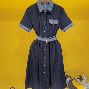 Robe de créatrice de la lettre de chaîne élégante Robe de chemise imprimée pour femmes avec un collier ouvert boutonnière vintage denim à manches courtes mini-robe de chemise B21