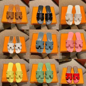 Diseñador de moda para mujer, zapatos planos de goma de cuero Floral, sandalias de playa de verano, mocasines, zapatillas con parte inferior de engranaje