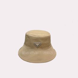 Diseñador de moda para mujer PRAD primavera y verano nuevo triángulo insignia carta pescador sombreros material satinado gorra de béisbol hombres bordado pareja sombrero