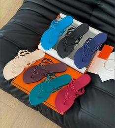 Sandalias informales de fondo plana de diseñador para mujeres Bazo en forma de V espolones de arrastre zapatillas de playa zapatillas remolachas desnudas a través de sandalias con caja