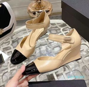 Designer Women's High Heel Sandals Summer Fashion Leather coin de cale de fesse de chaussures de fête sexy Chaussures en cuir de créateur de haute qualité 6 cm High Talon avec boîte