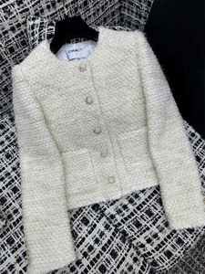 Designer damesjas 2024 vroege lente nieuwe vreemde stijl zoete en ronde nek gouden knop wol kleine geurige jas voor vrouwen