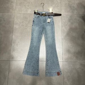 Jeans de diseñador para mujeres Fabrica de algodón STRING LOGIO CINTO Etiqueta de cuero Decoración de jeans recortados casuales de mujer