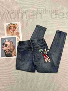 Jeans pour femmes de créateurs Jeans élastiques serrés à petite jambe pour femmes 2024 Printemps / Été européen Pantalon de poche mince brodé de lapin mince TCY2