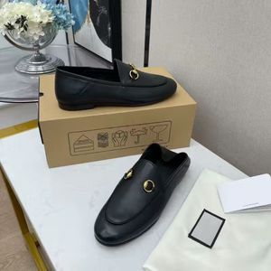 Designer dames loafer zwart wit leer Slanke vorm Platte zool Goudkleurige hardware luxe dames loafer met bontschoenen 03