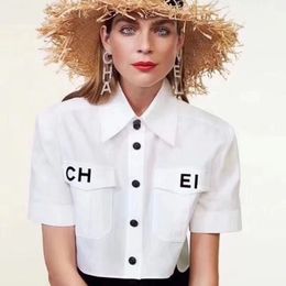 Designer Women's Top Loose Top Silk à manches courtes et satin classique d'été Nouveau Paris T-shirt décontracté à manches longues Lettre de poche pour femmes Impression