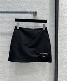 Designer Dames Mini Korte Rok Temperament Driedimensionaal Kleine Tas Zwart Nylon Halve Rok Modieus en Eenvoudig Hoge Taille Slim Fit A-lijn Korte Rok