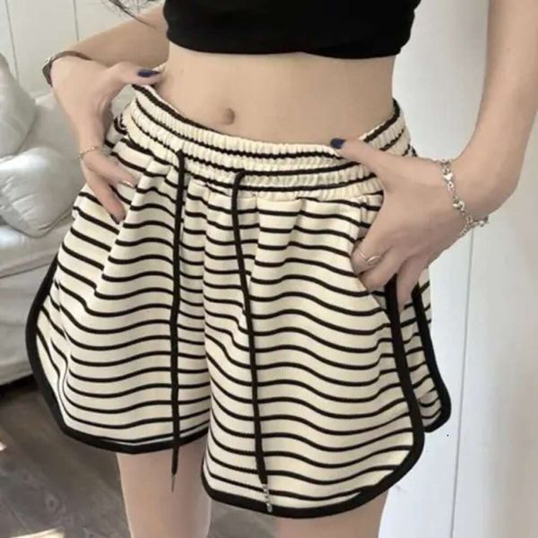 Pantalon féminin designer Capris Sports Shorts pour femmes 2024 Summer coréen décontracté glissade à rayures Élastique Pantalon chaud polyvalent