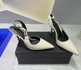 Chaussures habillées pointues pour femmes de styliste avec bandeau décoratif en métal, sangle arrière, talons hauts fins, chaussures de fête à la mode pour femmes EU35-41 avec boîte