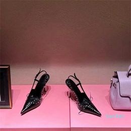 Designer Women's Sandals Fashion Sexy Metal Slim Sandals Chaussures d'affichage pour banquet