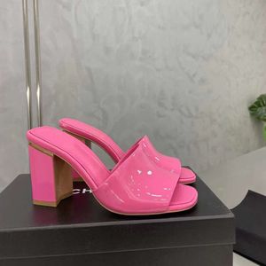 Sandalias de mujer de diseñador Tacones altos Sandalias deslizantes de goma Zapatillas de plataforma Zapatos de altura de tacón grueso de 7,5 cm Tamaño de marco de cinturón de verano 35-41