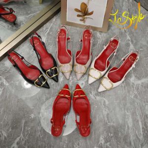 Designer Sandales pour femmes pointues pointues talons hauts chaussures formelles Classic Metal V boucle nue noire rouge mat mathetto