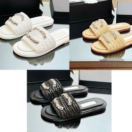Designer Sandals pour femmes en strass de ganters tissés éraflures Sandale Luxurious Brand Slippers Handmade Beach Chaussures Anti Slip Fin Sofed Shoe Flat Slide confortable