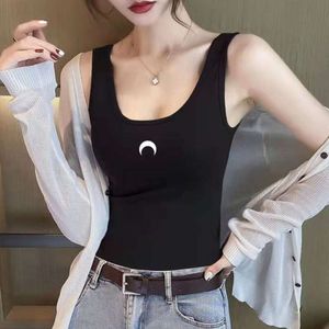 Designer Women's Sexy Fashion Tob Top Summer Camisole Bott Vest for Women with Niche White Slimming Top portant le ventre couvrant la chemise de fond Dames Topsmn58