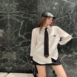 Ontwerper Damesoverhemd Driehoek Label Decoratie Patchwork Manchetten Black Tie POLO Kraag Lente Mooie Fashion Casual Shirt Top