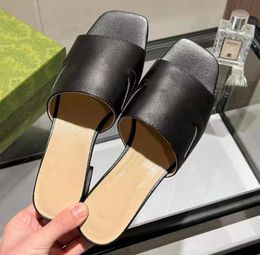 Los deslizadores de los zapatos de mujer del diseñador todas las sandalias de fondo planas simples de las mujeres de la hebilla del metal de la zalea