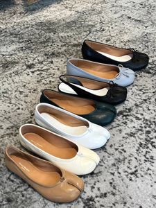 Chaussures de femmes designer Tabi Ballet Dance Chaussures Chaussures décontractées Classic Chaussures plates Flats Chaussures Agneau en cuir de haute qualité Chaussures d'usine