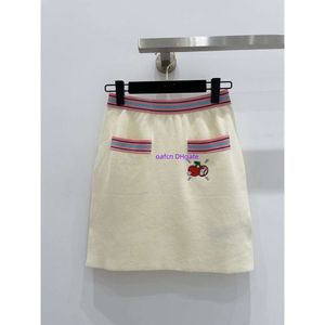 Jupe courte de la créatrice pour femmes, Summer Girl Classic Pleed Mini Long Long Jirt, jupe Slim Fit A-Line, Cherry à broder, demi-jupe en laine, pull cardigan, 519318