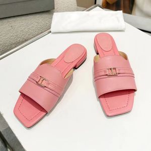 Designer Women's Slippers Summer Designer Sandals Flat Hotel Hotel tongs tongs décontractées Boîte à bouche
