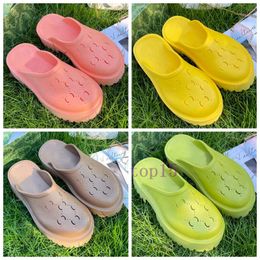 Zapatillas de mujer de diseñador Zapatillas de suela gruesa de goma para mujer Nuevo estilo de moda adecuado para diversos lugares o actividades al aire libre Sandalias personalizadas 35-41