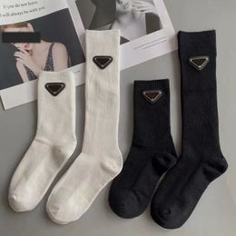 Calcetines de diseñador para mujer Insignia triangular Calcetines altos en blanco y negro Calcetines hasta la rodilla Calcetines hasta la rodilla de moda Calidad superior