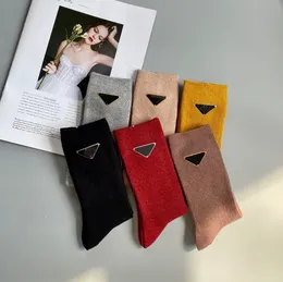 Designer Dames Socks Cashmere Leather Triangle Mark Socks Mid-Kalf Sports eenvoudige elegante warme zachte herfst en winter