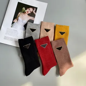 Chaussettes de créateur en cuir et cachemire pour femmes, chaussettes de sport à mi-mollet, simples, élégantes, chaudes et douces, automne et hiver