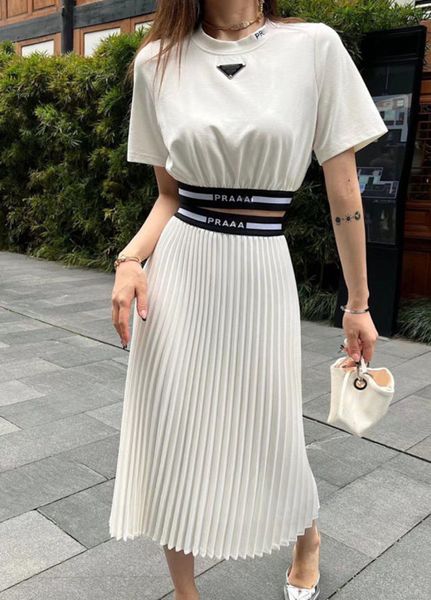 Traje de diseñador para mujer, falda plisada corta en blanco y negro, conjunto de falda informal elástica tejida con letras impresas y cuello