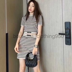 T-shirt pour femmes de créateur 24 Spring / été Stripe Contrast Contraste à manches courtes Shirt Slim Fit Round Round Cou T-shirt