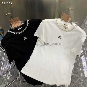 Designer T-shirt Femme Miui Famille 2024 Été Nouveau Collier Industrie Lourde Nail Diamant Lettre Imprimé Col Rond T-shirt À Manches Courtes Top Femme Étiquette Originale