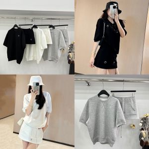 Designer Femme's Tracksuit Broidered Logo Pure Color Simple Spring Summer's Sports's Sports Casual Casual Short T-shirts Short Jirts en deux pièces