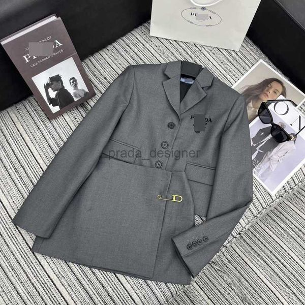 Designer Femme's Two Piece Robes Set Shipe Suit Suit High De goard Femme's South Oil's Women's Broidered Letter Flip Collar Coll With Pin High Waited Jirt Two Piece