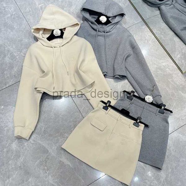 Designer Femme's Two Piece Robes sets au début du printemps Nouveau sweat à capuche brodé haut de gamme haut de gamme Rending Broidered avec une mi-jupe jupe