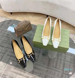 Designer Women Sandalen mode bruiloftsfeestbedrijf dames hoge hakken schoenen voortreffelijk patent leer met metalen gesp pure2924127