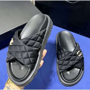 Designer femmes sandales haute qualité femmes diapositives chaussures décontractées plate-forme été plage pantoufle eur35-44