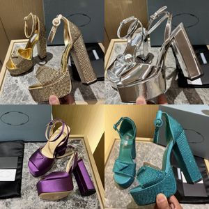 Diseñador Sandalias Plataforma Mujer zapatería Tacón de vestir zapato de brillo de lujo Bombas de triángulo grueso Lady Luthined Patent Leying Minimalista Minimalista Muaddi