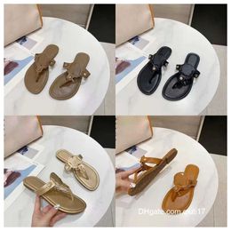 designer Vrouwen sandalen Slippers Clip Teen Platte Zomer T Gebonden Dames Schoenen Strand Casual Vrouw luxe kanaal Flip Flops Mode Vrouwelijke Lederen Schoeisel qiuti17