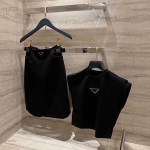 designer damessets meisjeskostuums 2 stuks borst geometrisch logo mouwloos vest en effen kleur korte rok meerdere producten